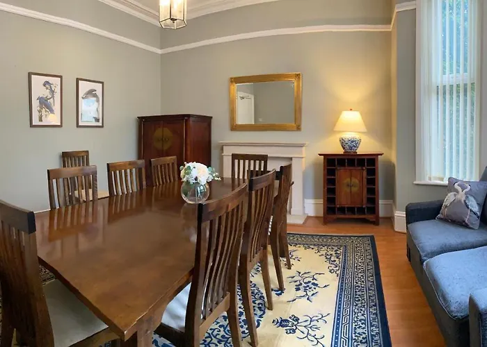 Villa With Park Views Close To Liverpool Centre