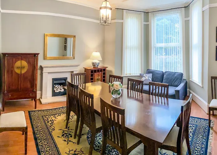 Villa With Park Views Close To Liverpool Centre